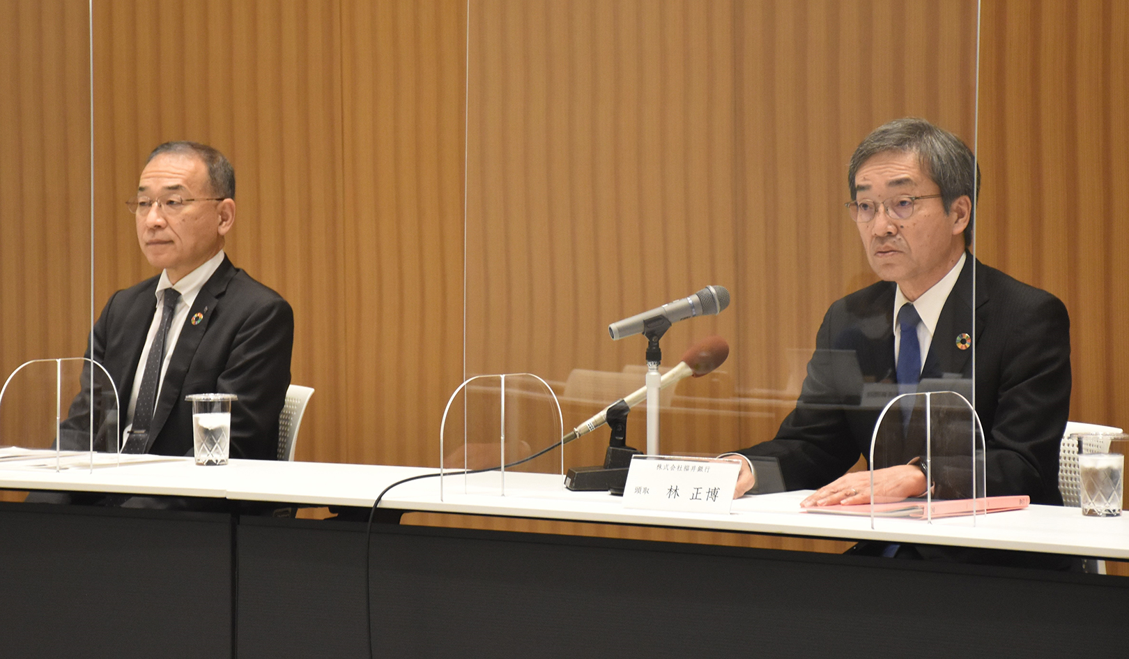 合同で決算を発表する福邦銀の渡邉健雄頭取（左）と福井銀の林頭取